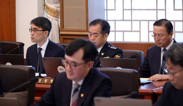 전종민 중대범죄수사청장 직무대행(맨 왼쪽)이 6일 청와대에서 이재명 대통령 주재로 열린 국무회의에서 발언하고 있다. 오른쪽은 김종철 경찰청장 직무대행, 이정현 공소청장(검찰총장) 직무대행. 연합뉴스