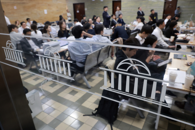 이재명 정부 들어서 열리는 두 번째 국정감사가 시작된 6일 국회에서 피감기관 직원들이 대기하고 있다. 연합뉴스
