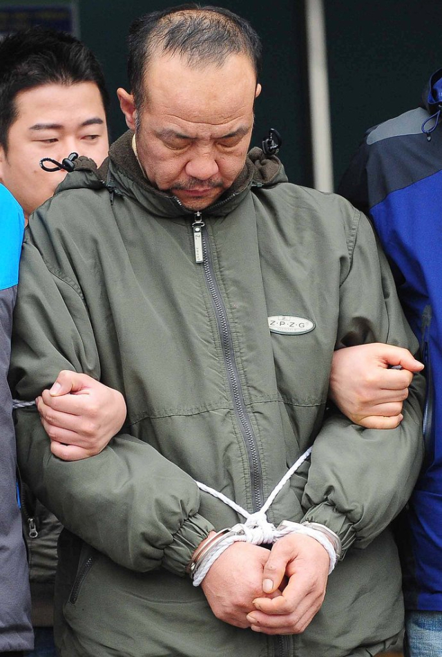 경기 수원에서 20대 여성을 납치해 살해, 시신을 수백조각으로 잘라 훼손한 사건의 범인 오원춘이 2012년 4월 10일 당시 검찰로 송치되던 모습. 연합뉴스