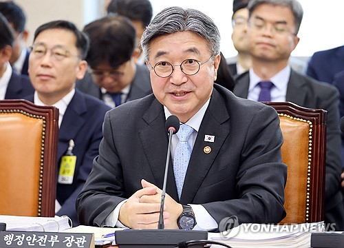 6일 국회에서 열린 행정안전위원회 국정감사에서 윤호중 행정안전부 장관이 의원들의 질의에 답변하고 있다. 연합뉴스