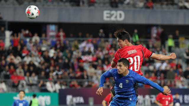 오세훈(20번)이 6일 경기 용인시 용인미르스타디움에서 열린 축구 국가대표팀 평가전 대한민국과 우즈베키스탄의 경기에서 헤더로 팀 두번째 골을 넣고 있다. 연합뉴스