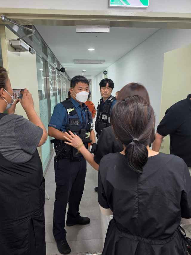 지난 9월 28일 열린 대한미용사회 성주군지부 총회에 경찰이 출동해 있다. 대한미용사회 성주군지부 회원 B씨 제공