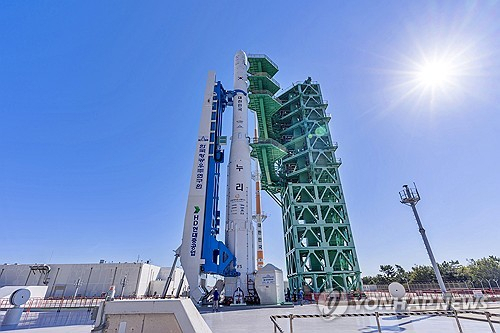 7일 5차 발사를 하루 앞둔 6일, 전남 고흥 나로우주센터 제2발사대에서 누리호가 기립 작업을 마치고 발사 준비를 하고 있다. 연합뉴스
