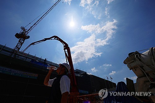 건설현장에서 작업자들이 고층 구조물 위에서 작업을 진행하고 있다. 연합뉴스
