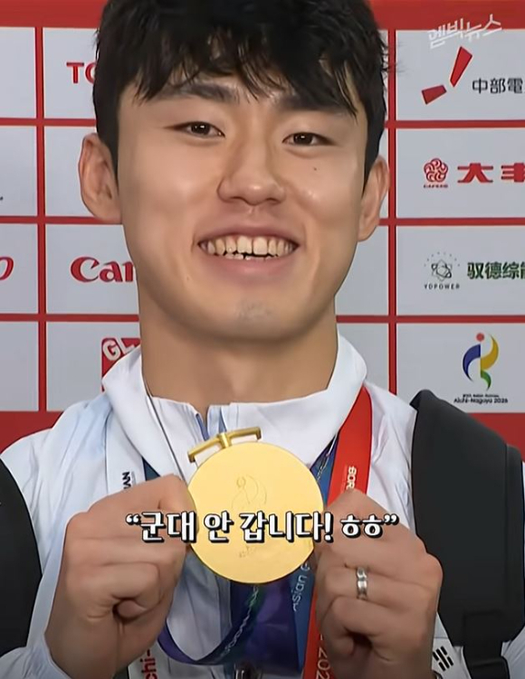 지난 3일 2026 아이치·나고야 아시안게임 축구 결승전 일본과의 경기 후 인터뷰를 하고 있는 대표팀 주장 이기혁. 엠빅뉴스 유튜브 캡처