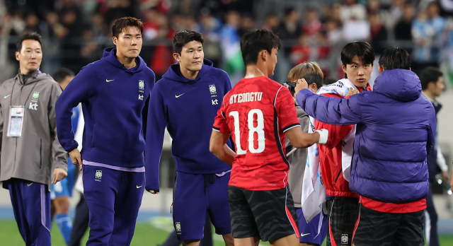 김민재(왼쪽 세 번째)가 6일 경기 용인시 용인미르스타디움에서 열린 축구 국가대표팀 평가전 대한민국과 우즈베키스탄의 경기 종료 후 그라운드에 내려와 2대0으로 승리한 한국 선수들과 인사하고 있다. 이날 김민재는 결장했다. 연합뉴스