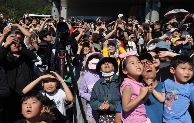 한국형 발사체 누리호 발사일인 7일 오후 전남광주 고흥군 우주발사전망대에서 관람객들이 누리호 발사 모습을 지켜보고 있다. 연합뉴스