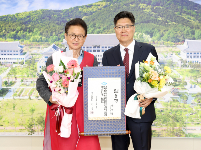 이철우 경북도지사가 7일 오전 경북도청 접견실에서 박상현 신임 대변인에게 임용장을 수여한 뒤 기념촬영을 하고 있다. 경북도 제공