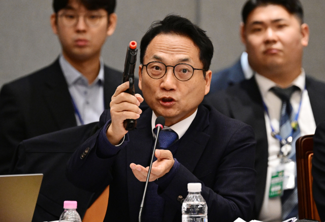 더불어민주당 박선원 의원이 7일 서울 용산구 국방부에서 열린 국회 국방위원회의 국방부에 대한 국정감사에서 모형 권총을 들고 질의를 하고 있다. 연합뉴스