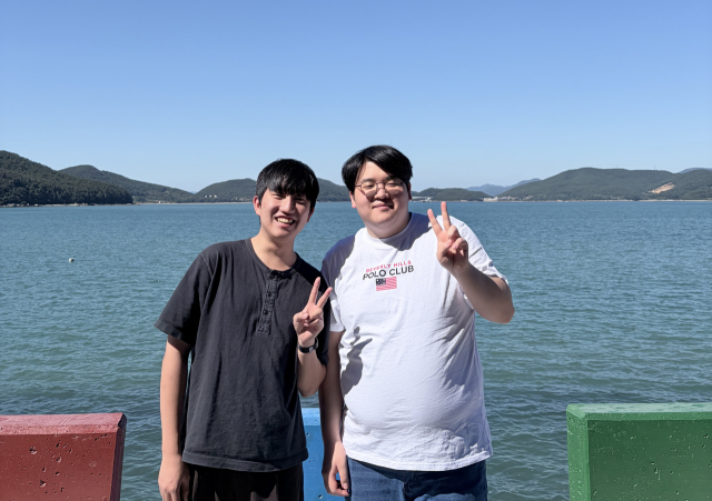 7일 전남 고흥군 나로우주센터 인근에서 한국형 발사체 누리호 발사를 기다리며 촬영한 DGIST 정범준(왼쪽)·김현민 학생. 독자 제공