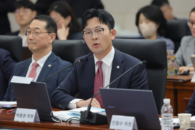 국민의힘 박충권 의원이 7일 서울 종로구 남북회담본부에서 열린 외교통일위원회 국정감사에서 정동영 통일부 장관에게 질의하고 있다. 연합뉴스