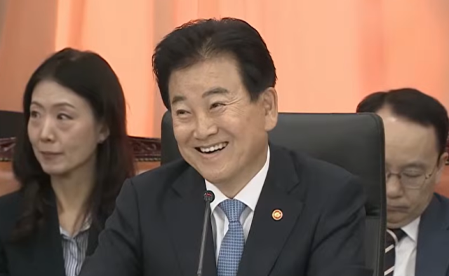 탈북민 북송 질의에 정동영 피식…박충권 