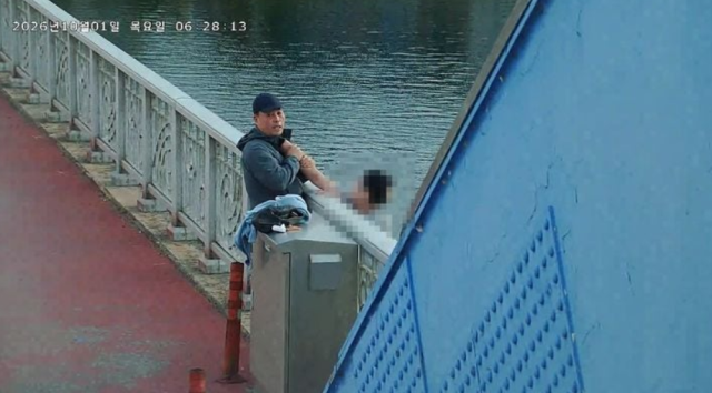 눈 맞추며 한 걸음씩…운동하던 소방관, 난간에 서 있던 여성 구했다