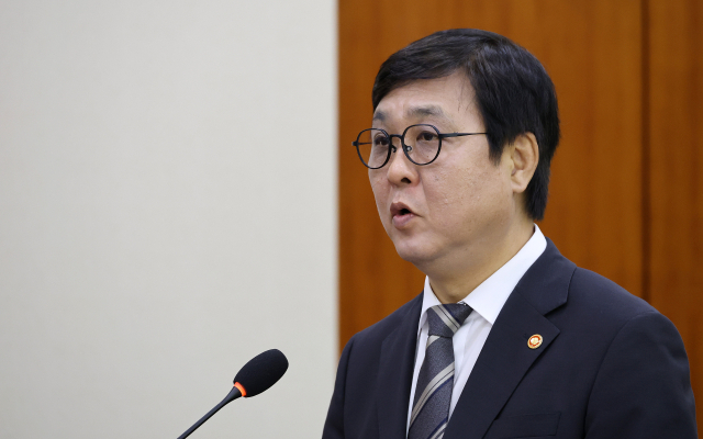 최휘영 문화체육관광부 장관이 7일 국회 문화체육관광위원회에서 열린 문화체육관광부에 대한 국정감사에서 업무보고를 하고 있다. 연합뉴스