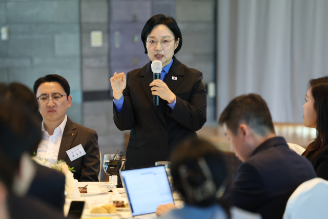한성숙 국무총리가 취임 100일을 하루 앞둔 7일 세종시 국무총리 세종공관에서 열린 출입기자단과의 오찬 간담회에서 질문에 답변하고 있다. 연합뉴스