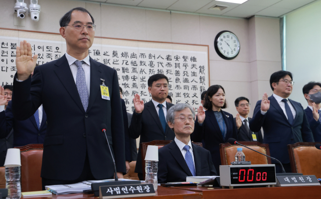 조희대 대법원장이 6일 국회 법제사법위원회에서 열린 대법원 등에 대한 국정감사에 출석한 가운데 피감기관장이 선서하고 있다. 법사위는 더불어민주당 주도로 조 대법원장을 일반증인으로 채택했으나, 조 대법원장은 선서나 증언 요구에 삼권분립과 사법독립 원칙에 따라 응할 수 없다고 거부했다. 연합뉴스