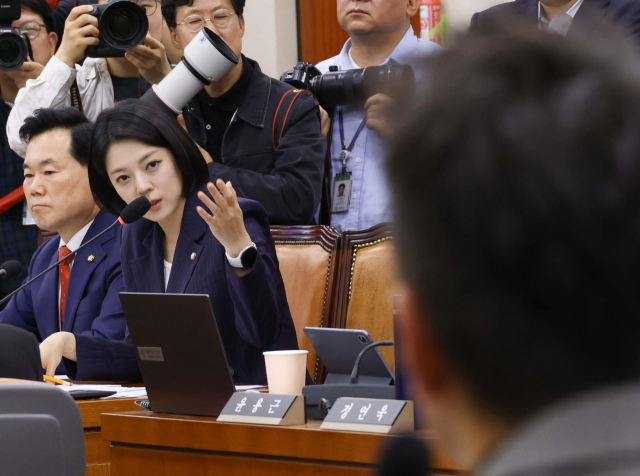 국민의힘 배현진 의원이 7일 국회 문화체육관광위원회에서 열린 문화체육관광부에 대한 국정감사에서 증인으로 출석한 박진영 대중문화교류위원회 공동위원장에게 질의하고 있다. 연합뉴스