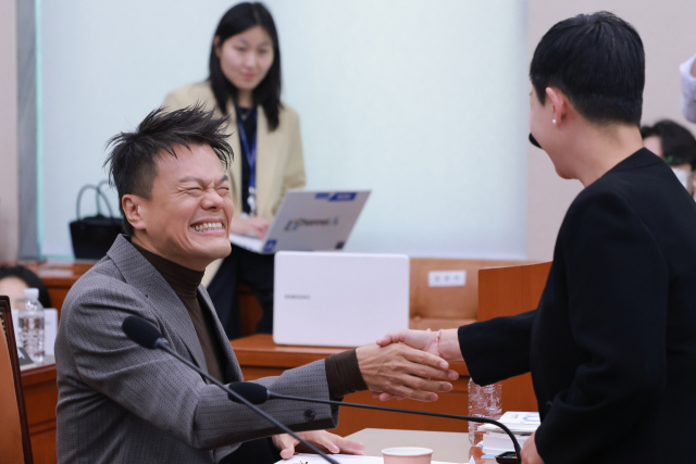 박진영 대중문화교류위원회 공동위원장이 7일 국회 문화체육관광위원회 국정감사에서 조국혁신당 김재원 의원과 인사하고 있다. 연합뉴스