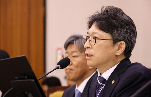 홍지선 국토교통부 장관이 7일 국회 국토교통위원회에서 열린 국토교통부 등에 대한 국정감사에서 의원 질의에 답하고 있다. 연합뉴스