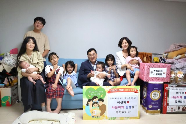 주낙영 경주시장이 충효동 여섯째 자녀 출산 가정을 방문해 축하인사와 선물을 전달한 후 기념사진을 촬영하고 있다. 경주시 제공