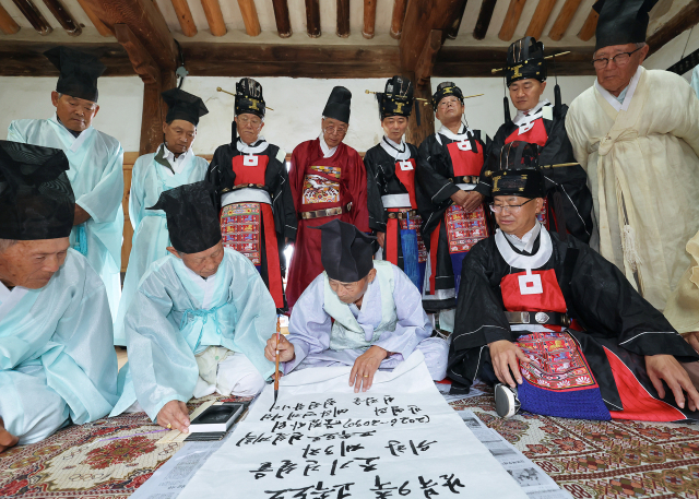 영양향교에서 남북9축 고속도로 조기 건설을 촉구하는 상소문이 작성되는 모습. 경북과 강원지역 10개 지자체에서는 조기 건설 서명운동을 추진해 1만5천134명이 참여한 만인소를 제작했다. 영양군 제공