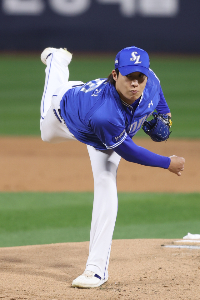 삼성 라이온즈의 원태인이 7일 수원에서 열린 KT 위즈와의 경기에 선발 등판해 투구하고 있다. 삼성 제공