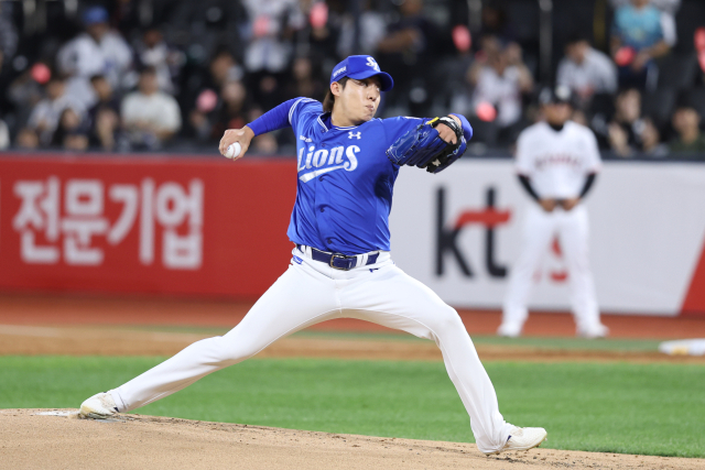 삼성 라이온즈의 원태인이 7일 수원에서 열린 KT 위즈와의 경기에 선발 등판해 투구하고 있다. 삼성 제공
