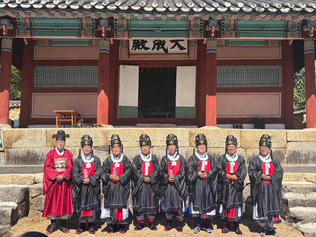 봉화군은 지난 7일 오전 11시 봉성면에 자리한 봉화향교에서 공자탄신일(음력 8월 27일)을 기념하는 