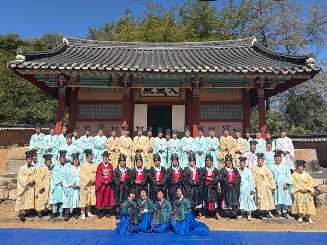 봉화군은 지난 7일 오전 11시 봉성면에 자리한 봉화향교에서 공자탄신일(음력 8월 27일)을 기념하는 