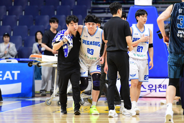 프로농구 대구 한국가스공사 페가수스의 박준영(23번)이 코치진의 부축을 받으며 벤치로 들어오고 있다. KBL 제공