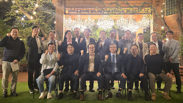 지난 7일 대구 수성구 아현정에서 열린 경신고 총동창회 대외협력위원회 참석자들이 파이팅을 외치고 있다. 대외협력위 제공