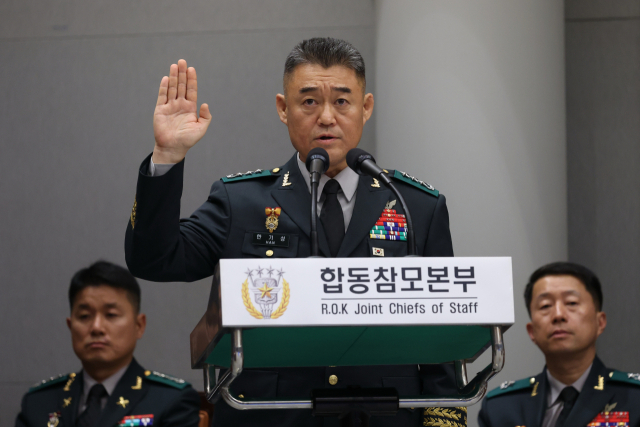한기성 전 육군 제1군단장이 8일 서울 용산구 국방부에서 열린 국회 국방위원회의 합동참모본부에 대한 국정감사에서 선서하고 있다. 연합뉴스
