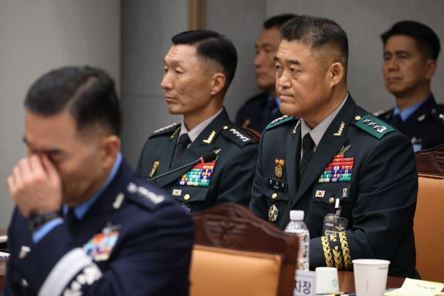한기성 전 육군 제1군단장(오른쪽 첫 번째)이 8일 서울 용산구 국방부에서 열린 국회 국방위원회의 합동참모본부에 대한 국정감사에서 질의를 듣고 있다. 연합뉴스