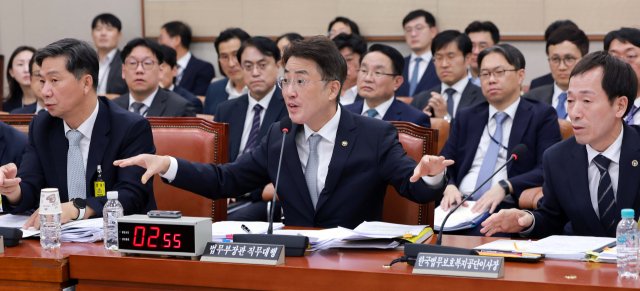 이진수 법무부 장관 직무대행이 8일 국회 법제사법위원회에서 열린 법무부, 대한법률구조공단 등에 대한 국정감사에서 법사위원 질의에 답하던 중 마이크가 작동하지 않는다고 알리고 있다. 연합뉴스