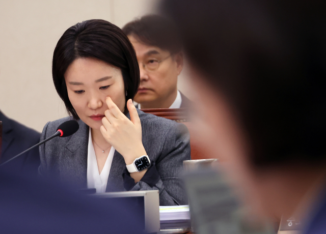 이소영 중소벤처기업부 장관이 지난 10월 7일 국회에서 열린 산업통상자원중소벤처기업위원회 국정감사에 출석해 자료를 살펴보고 있다. 연합뉴스