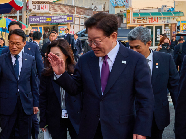 이재명 대통령이 8일 충남 안흥포구를 방문, 상인들과 인사하고 있다. 연합뉴스