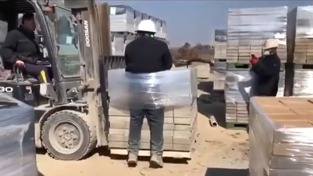 광주전남이주노동자네트워크가 확보해 언론에 공개한 2025년 7월 초 전남 나주 한 벽돌 생산 공장 촬영 영상. 이주노동자가 비닐로 벽돌에 묶인 채 지게차로 옮겨지는 가운데 다른 노동자가 이 모습을 보고 웃으며 휴대전화로 촬영을 하고 있다. 광주전남이주노동자네트워크