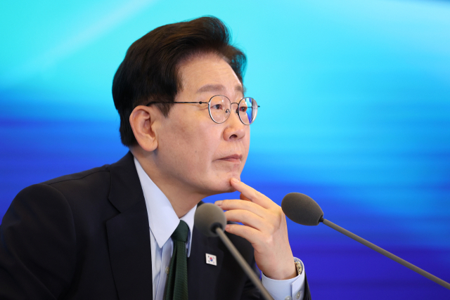 이재명 대통령이 7일 서울 한 회의장에서 열린 한국형 녹색대전환(K-GX) 전략 국민보고회에서 발표를 듣고 있다. 연합뉴스