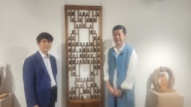 용맹정진 작품 앞에서 정창식 아름다운선물101 대표와 류종상 작가(왼쪽부터) 고도현 기자