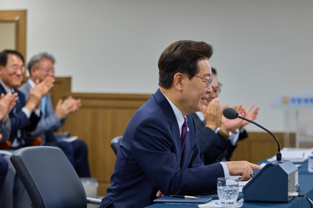 이재명 대통령이 8일 국방과학연구소의 극초음속 활공비행체(HGV) 최초 시험발사를 참관하고 있다. 연합뉴스