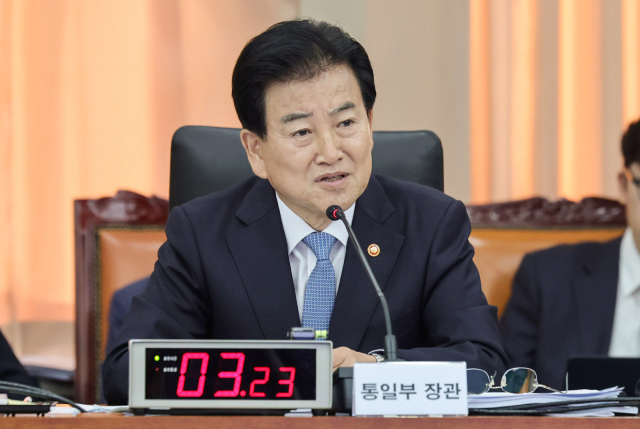 정동영 통일부 장관이 7일 서울 종로구 남북회담본부에서 열린 외교통일위원회 국정감사에서 의원들의 질의에 답하고 있다. 연합뉴스