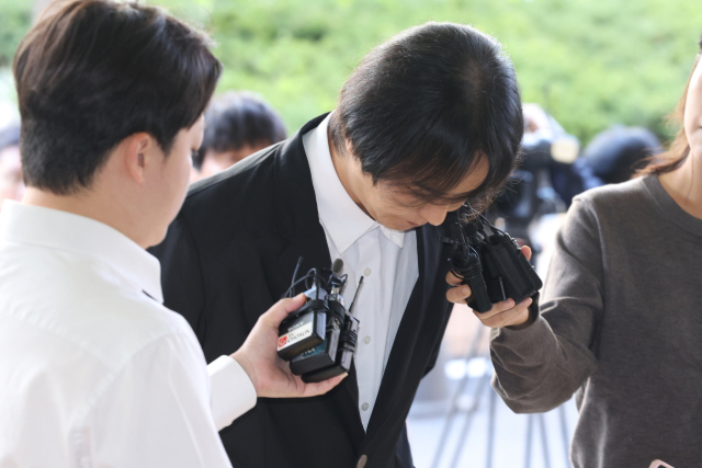 병역법 위반 혐의를 받는 가수 송민호가 1일 서울 서부지법에서 열리는 선고 공판에 출석하며 머리 숙여 사과하고 있다. 연합뉴스