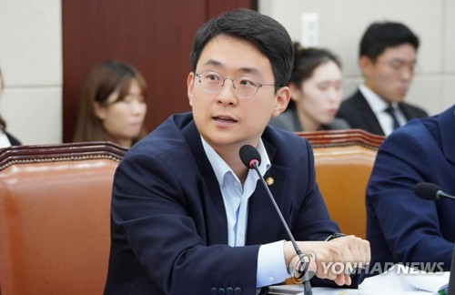9일 국회 보건복지위원회 국정감사에서 더불어민주당 박지원 의원이 보건복지부를 상대로 질의하고 있다. 연합뉴스
