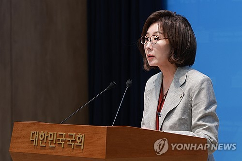 국민의힘 나경원 의원이 9일 볼로디미르 젤렌스키 우크라이나 대통령에게 북한군 포로 한국행 허용에 감사하는 서한을 페이스북에 공개하고 있다. 연합뉴스