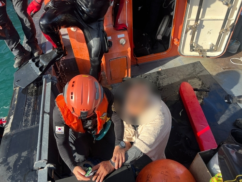 9일 오후 부산 영도구 청학동 안벽 인근 해상에서 부산해양경찰 구조대원들이 바다에 빠진 70대 장애인 A씨를 구조하고 있다. 연합뉴스