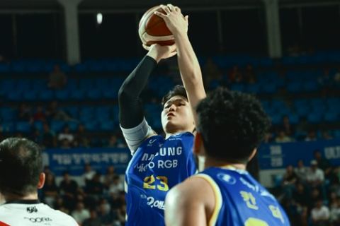 서울 삼성, 정관장 66-58 제압…10년 만에 개막 2연승·단독 선두