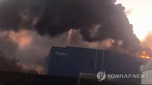 우크라이나군의 드론 공격을 받은 러시아 얀덱스 칼루가 데이터센터에서 화재가 발생해 연기가 치솟고 있다. 연합뉴스