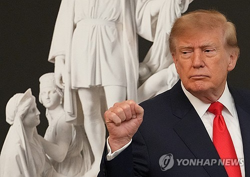 2026년 10월 9일(현지시간) 노르웨이 노벨위원회가 나비 필라이 전 유엔 인권최고대표를 노벨평화상 수상자로 발표한 가운데, 도널드 트럼프 미국 대통령이 위원회와 필라이를 비판하는 글을 자신의 소셜미디어에 공유하고 있다. 연합뉴스