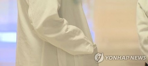 의사 가운을 착용한 의료진이 병원 복도를 걷고 있다. 연합뉴스