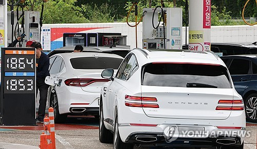 전국 주유소 기름값이 21주 연속 하락세를 이어가는 가운데 한 운전자가 주유소에서 차량에 기름을 넣고 있다. 연합뉴스
